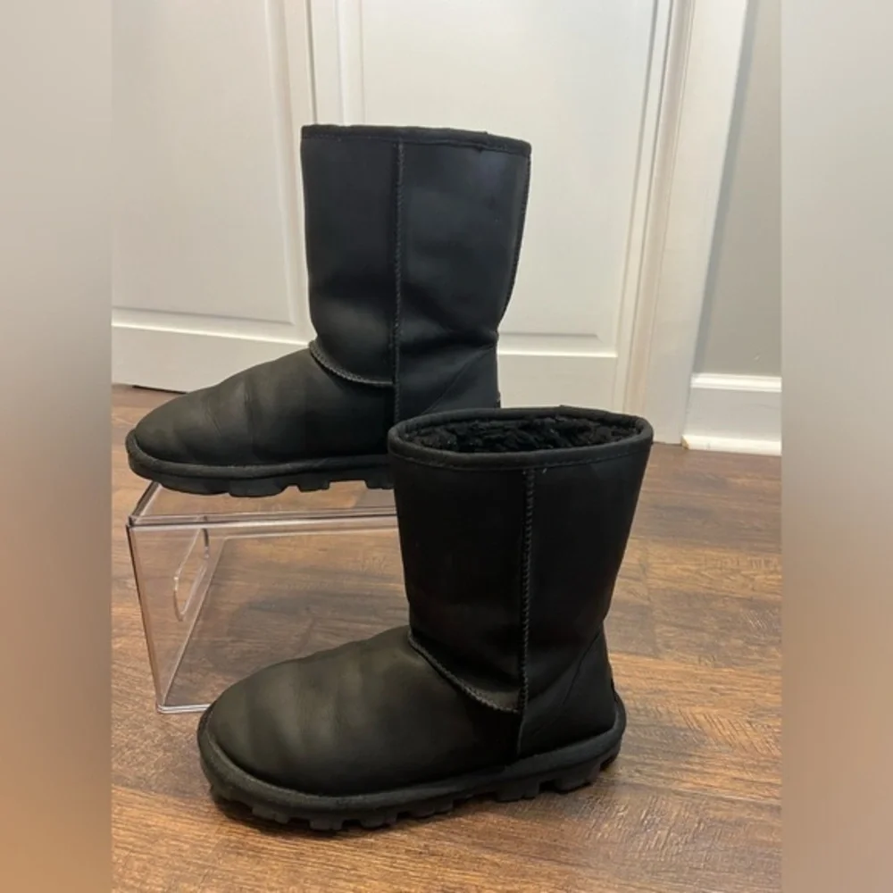 Ugg Essential Short Leather Boots Size Women’s 7 Color Black